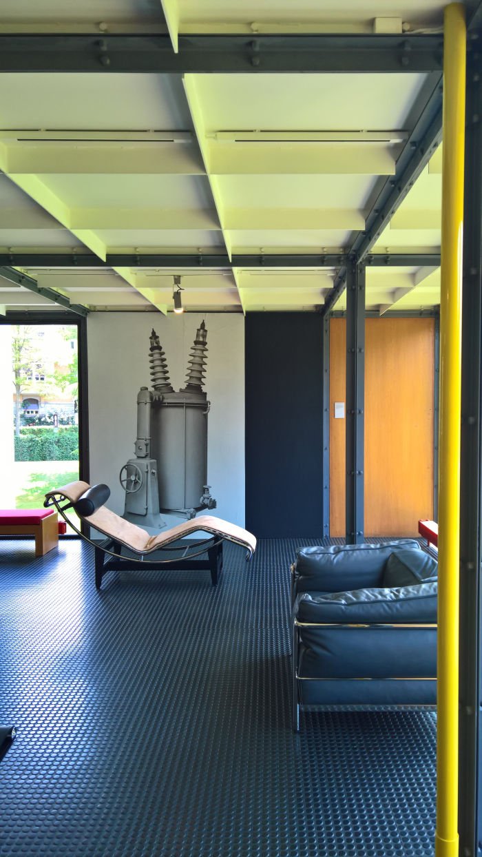 Ein einpoliger Ölschalter entspannt sich auf einer LC2 Chaiselongue von Le Corbusier/Jeanneret/Perriand, gesehen bei