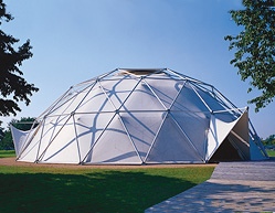 Dome von Richard Buckminster Fuller und T.C. Howard auf dem Vitra Campus. Dome von Richard Buckminster Fuller und T.C. Howard auf dem Vitra Campus.