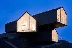 VitraHaus auf dem <em>Vitra Campus</em> in Weil am Rhein. Architekt Herzog & de Meuron VitraHaus auf dem <em>Vitra Campus</em> in Weil am Rhein. Architekt Herzog & de Meuron